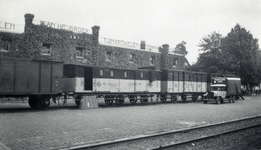 170282 Afbeelding van enkele goederenwagens van de A.T.O. / Van Gend & Loos op de laad- en losweg van het N.S.-station ...